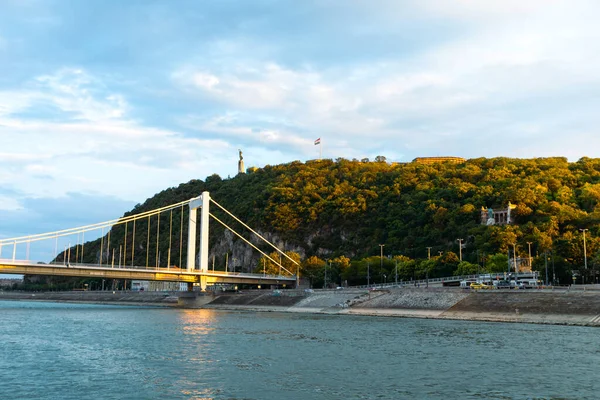 Panoramiczny Widok Budapesztu Rzeki Podczas Rejsu Statkiem Wycieczkowym Zachodzie Słońca — Zdjęcie stockowe