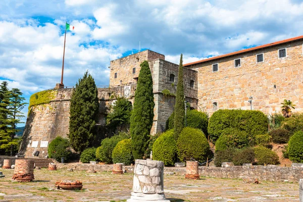 Zamek San Giusto Trieście Lecie Słonecznej Pogodzie Włochy Obrazy Stockowe bez tantiem