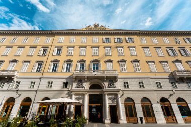 Triest, İtalya 'da Piazza della Borsa' daki Tarihi Binalar