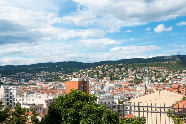 İtalya 'daki Savaş Anıtı' ndan Trieste 'nin panoramik görüntüsü