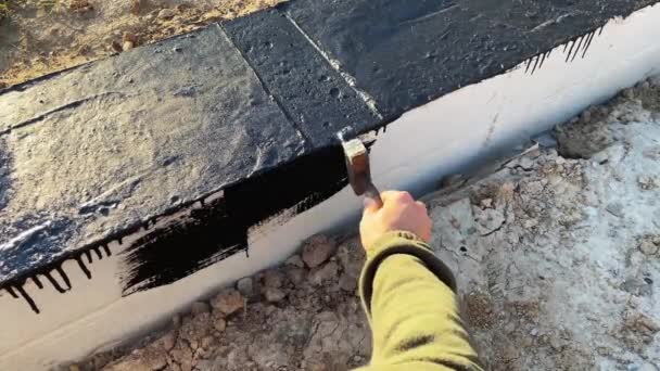 Nşaatçı Daha Fazla Duvar Döşemesi Için Beton Temelin Tepesine Devasa — Stok video