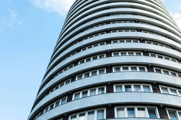 Modern mimari. Modüler mimari yapılar. Endüstri veya teknoloji motifi.