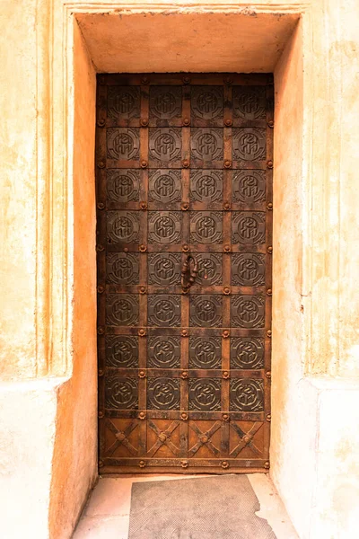 ライトウォールに対する古いヴィンテージの茶色のドア テクスチャ テキストの場所 — ストック写真