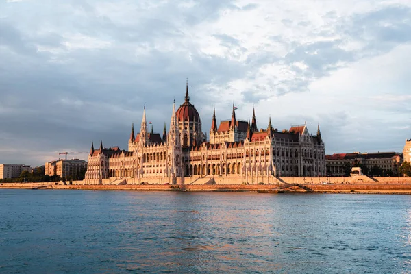 Parlamento Húngaro Edifício Longo Rio Danúbio Pôr Sol Noite Verão — Fotografia de Stock