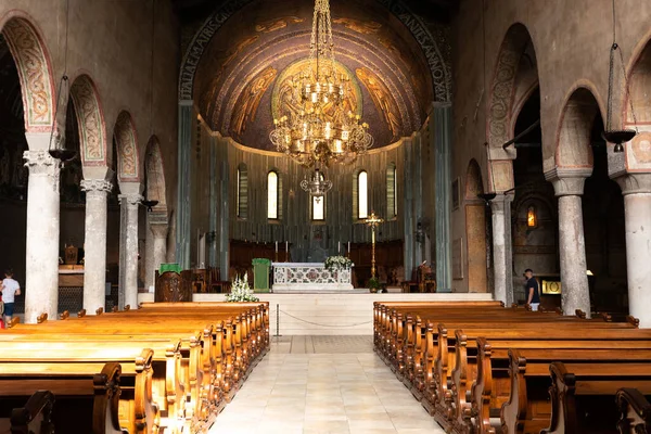 Innenraum Der Kathedrale Saint Justus Trieste Und Ihr Glockenturm Triest lizenzfreie Stockfotos