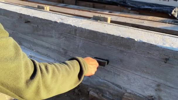 Építő Bitumenes Alapozót Alkalmaz Betonalap Tetejére További Falfektetéshez Videó Lassú — Stock videók