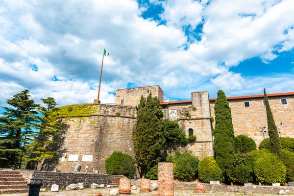 Zamek San Giusto Trieście Lecie Słonecznej Pogodzie Włochy Zdjęcie Stockowe