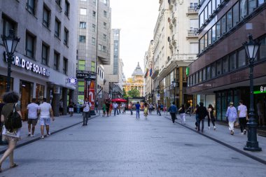 BUDAPEST, HUNGARY - 8 Temmuz Vaci alışveriş caddesi, Budapeşte