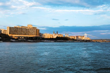 Nehirden Budapeşte 'nin panoramik manzarası gün batımında bir tekne gezisi sırasında