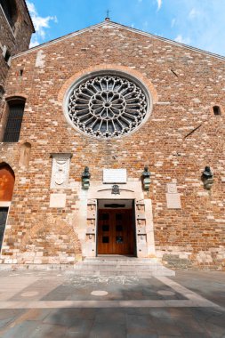 Saint Justus Trieste Katedrali 'nin dış görünüşü ve İtalya, Trieste' deki çan kulesi.