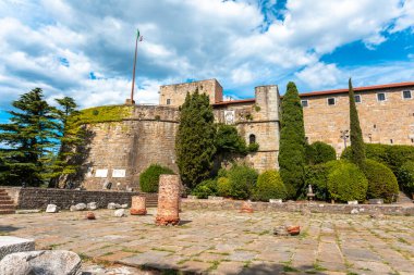 Yazın Trieste 'deki San Giusto Kalesi açık güneşli bir havada, İtalya' da..