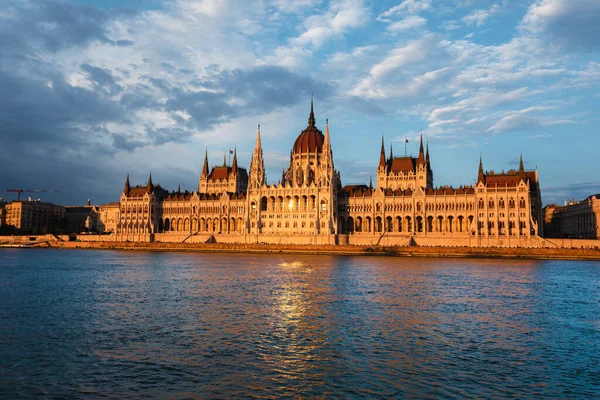 Будівля Парламенту Угорщини Вздовж Дунаю Заході Сонця Увечері Ліцензійні Стокові Зображення