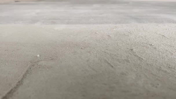 Будівельні Роботи Будівельник Видаляє Пил Дрібні Сміття Поверхні Цементно Піщаної — стокове відео