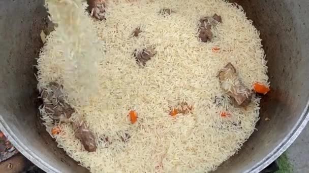 Process Cooking Traditional Uzbek Pilaf Close Footage Man Cooking Pilaf — Wideo stockowe