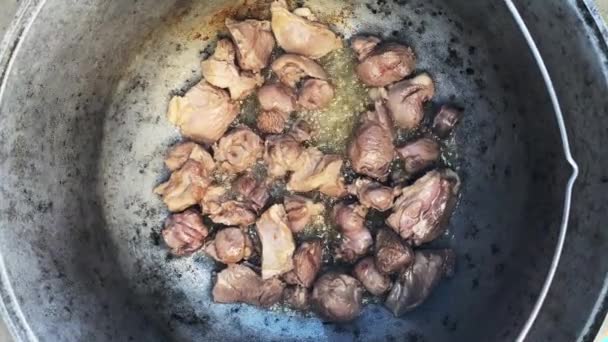 传统乌兹别克皮面包的烹调过程 一个男人在火上的大锅里做饭的特写镜头 视频4K 男人煎肉 — 图库视频影像