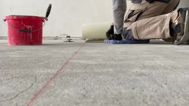 Builder Applies Tile Adhesive Floor Video Footage Construction Work Laying — Αρχείο Βίντεο