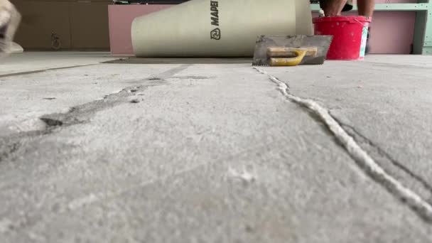 Builder Glues Synthetic Non Woven Fabric Tile Adhesive Laying Tiles — Video Stock