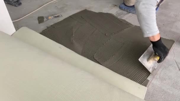 Builder Applies Tile Adhesive Floor Video Footage Construction Work Laying — Vídeo de stock