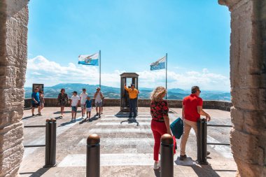San Marino 'nun bulunduğu dağın panoramik manzarası. San Marino Cumhuriyeti 'nin hava manzarası