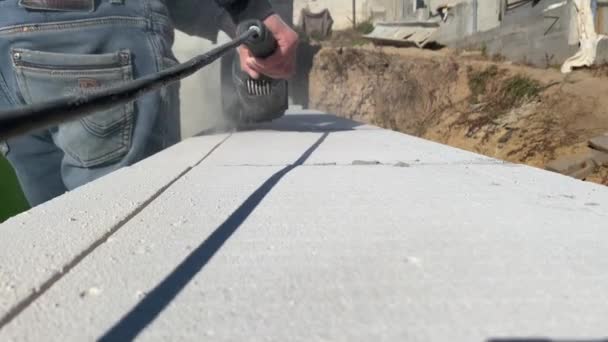 Video Footage Builder Cutting Foam Block Grinder Construction Site Reinforcement — 图库视频影像