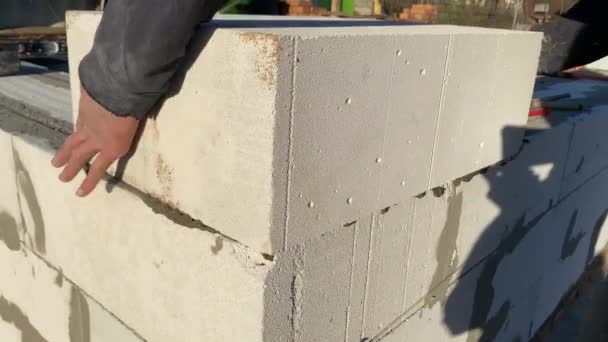 Ein Männlicher Bauarbeiter Legt Einen Schaumstoffblock Auf Einen Speziellen Mörtel — Stockvideo