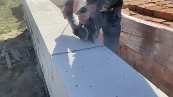 Video Footage Builder Cutting Foam Block Grinder Construction Site Reinforcement — Stockvideo