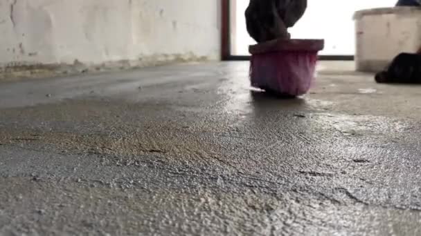 Menyiapkan Lantai Dengan Kuas Pekerja Menerapkan Primer Permukaan Lantai Untuk — Stok Video