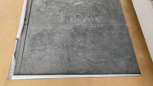 Tamirat Işi Büyük Bir Banyoda Kiremit Döşemeden Sonra Bitmiş Duvarın — Stok video