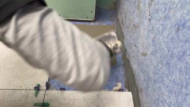 Videomaterial Vom Verlegen Einer Großformatigen Fliese Auf Einem Montagemörtel Fliesenleger — Stockvideo