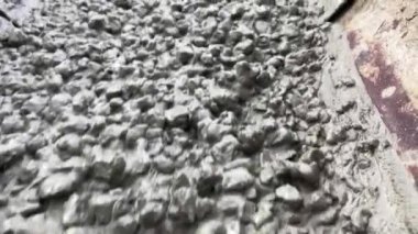 Somut formalitelerin üzerine beton dökülüyor. Yapı sürecinin önemli bir parçasını oluşturuyorlar. Beton dökülmeden önce betonu yerinde tutabilmek için formlar oluşturulması gerekiyor. Yavaş Hareket