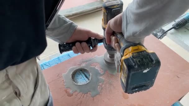 Worker Tiller Drills Hole Porcelain Tile Diamond Core Drilling Labor — 图库视频影像