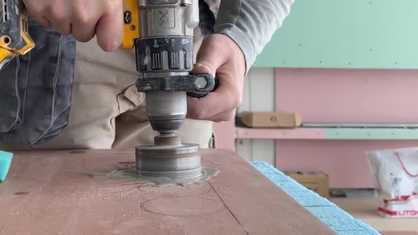 Worker Tiller Drills Hole Porcelain Tile Diamond Core Drilling Labor — Stock Video