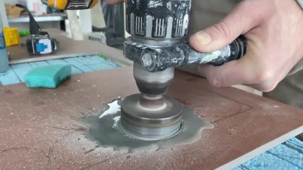 Worker Tiller Drills Hole Porcelain Tile Diamond Core Drilling Labor — Stock Video