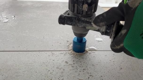 Worker Tiller Drills Hole Porcelain Tile Diamond Core Drilling Labor — Stok video
