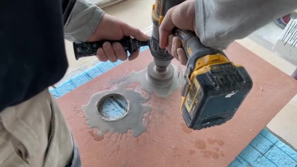 Worker Tiller Drills Hole Porcelain Tile Diamond Core Drilling Labor — ストック動画