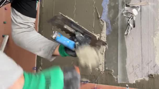 Video Footage Laying Large Wide Format Tile Mounting Mortar Tiler — Wideo stockowe