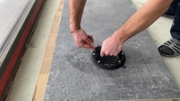 Video Footage Laying Large Wide Format Tile Mounting Mortar Tiler — Stockvideo