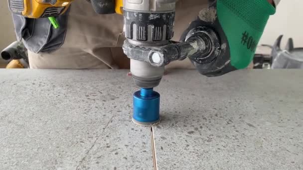 Worker Tiller Drills Hole Porcelain Tile Diamond Core Drilling Labor — Stok video