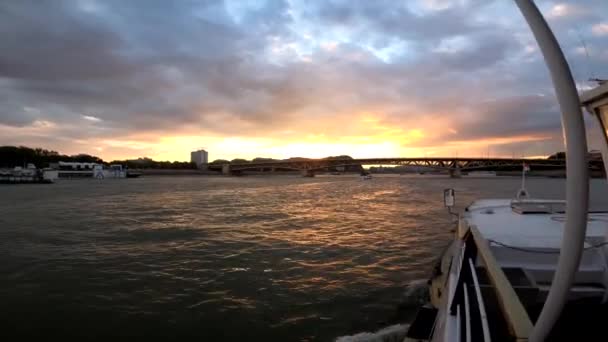 Video Footage River Walk Danube Budapest Sunset Hungary Sailing Pleasure — Stock Video