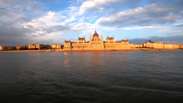 匈牙利首都布达佩斯的国会大厦在日落时分乘船游览河流的4K段录像 — 图库视频影像