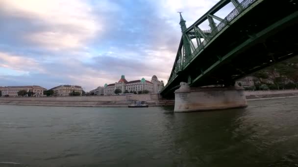 在匈牙利首都布达佩斯 一条河在日落时沿著多瑙河散步的4K段录像 在桥下的游艇上航行 — 图库视频影像