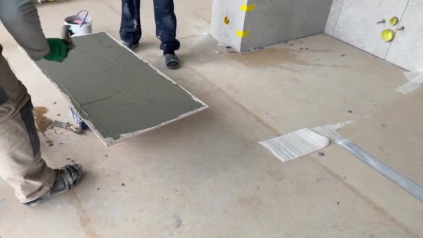 Video Footage Laying Large Wide Format Tile Mounting Mortar Tiler — Stockvideo
