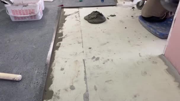 Video Footage Laying Large Wide Format Tile Mounting Mortar Tiler — 图库视频影像