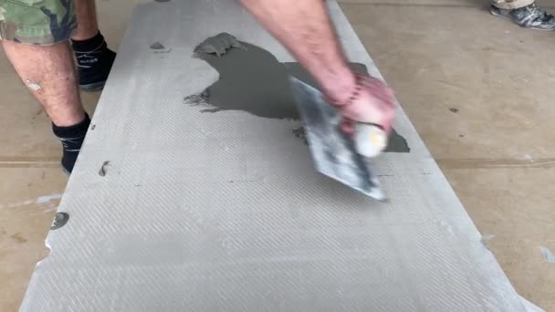 Video Footage Laying Large Wide Format Tile Mounting Mortar Tiler — Vídeos de Stock