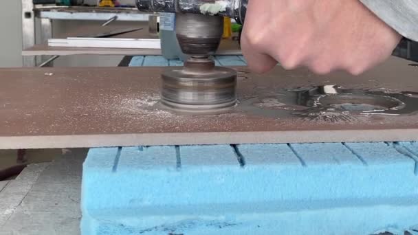 Worker Tiller Drills Hole Porcelain Tile Diamond Core Drilling Labor — Vídeo de stock