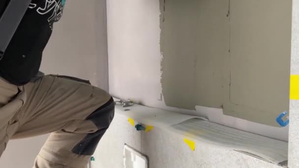 Video Footage Laying Large Wide Format Tile Mounting Mortar Tiler — Wideo stockowe