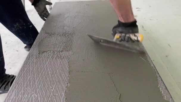 Video Footage Laying Large Wide Format Tile Mounting Mortar Tiler — Stock Video