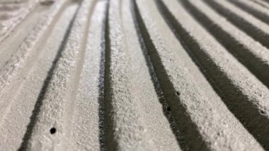 Yükselen bir havan mermisinin üzerine geniş formatlı fayans döşeme görüntüsü 4K. Döşeme ısıtma sistemi olan bir yüzeye fayans yapıştırmak için çimento harcı döşeyen Tiler.