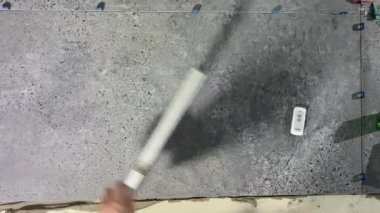 Yükselen bir havan mermisinin üzerine geniş formatlı fayans döşeme görüntüsü 4K. Döşeme ısıtma sistemi olan bir yüzeye fayans yapıştırmak için çimento harcı döşeyen Tiler.