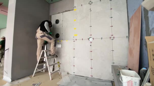 Video Footage Laying Large Wide Format Tile Mounting Mortar Tiler — 비디오